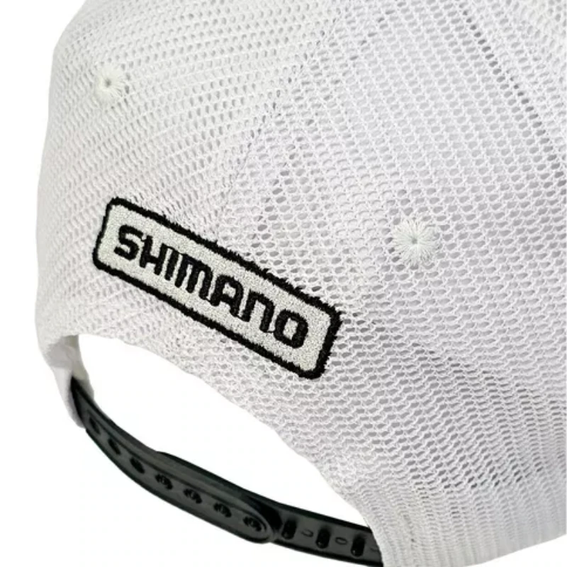 Primer plano del gorro Shimano Flat Visor Snapback, una gorra de malla blanca, que muestra la etiqueta negra "SHIMANO" bordada en la parte posterior. Cuenta con una correa negra ajustable con botones a presión para un ajuste perfecto.
