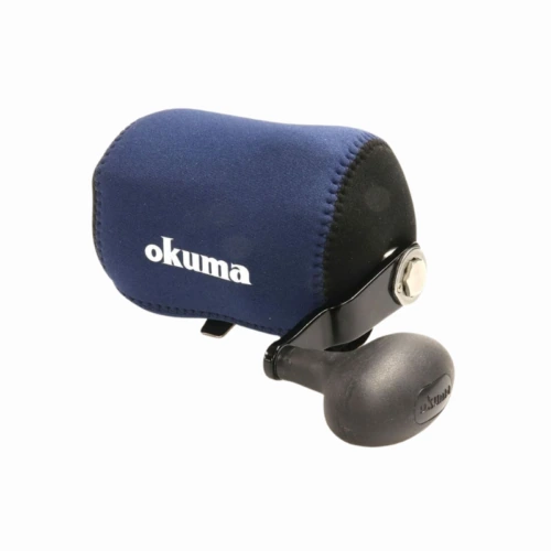 El Protector ARS Okuma para Carrete Horizontal es una funda de neopreno azul con la palabra "Okuma" en blanco, diseñada para proteger las empuñaduras de los carretes de pesca horizontales. Asegura una textura suave y un ajuste perfecto, resguardando el mecanismo del carrete.