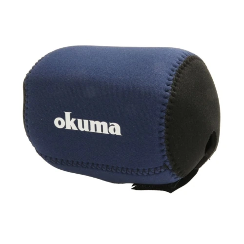 El protector ARS Okuma para carrete horizontal es un protector de carrete azul y negro para una configuración horizontal, con letras blancas. Tiene costuras resistentes en los bordes e incluye una correa de velcro en un extremo.