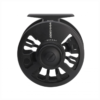 El carrete de pesca Carrete Scierra Track 2 Fly 5/6 negro presenta un diseño elegante con forma circular y lados ventilados, lo que le brinda una apariencia moderna.