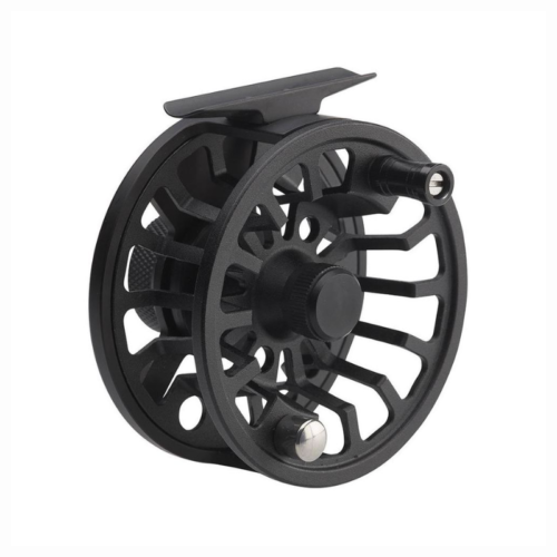 El Carrete Scierra Track 2 Fly 5/6 presenta un elegante diseño negro con una perilla central y una carcasa de línea circular. Sus lados de celosía abiertos con detalles de metal brindan un acabado suave. Es liviano y se fija fácilmente a cualquier caña de pescar para una experiencia sin esfuerzo.