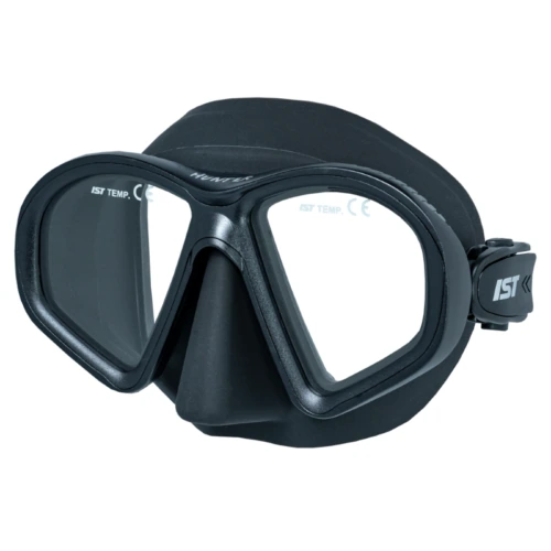 La máscara de buceo Ist Hunter Antifog MP203 cuenta con lentes transparentes, una correa ancha ajustable y una pieza nasal sólida para mayor comodidad. La marca "IST" en el costado y la lente realza su estilo, mientras que la tecnología antivaho avanzada garantiza una experiencia submarina incomparable.