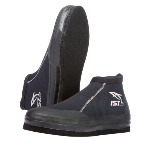 Un par de botas negras de corte bajo de neopreno Zapato de Vadeo Ist B220 con suelas reforzadas y marca blanca. Una bota se levanta para mostrar el logotipo, mientras que la otra se apoya de lado, mostrando la intrincada textura de la suela.