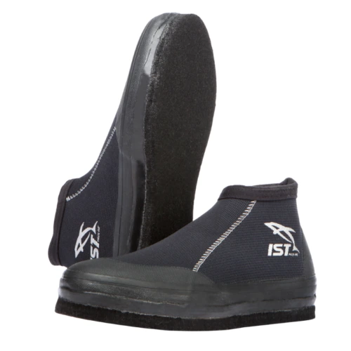 Un par de botas negras de corte bajo de neopreno Zapato de Vadeo Ist B220 con suelas reforzadas y marca blanca. Una bota se levanta para mostrar el logotipo, mientras que la otra se apoya de lado, mostrando la intrincada textura de la suela.