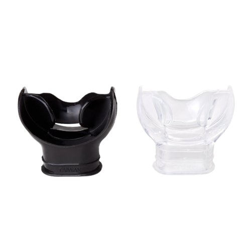 Se muestran juntas dos boquillas de Snorkel Ist Silicona MP2, conocidas por su comodidad: una negra y otra transparente. Ambas cuentan con un diseño ergonómico para un ajuste seguro bajo el agua.