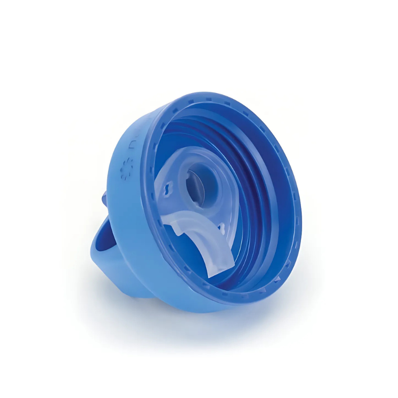 El vaso antiderrames Nalgene Grip-n-Gulp Sustain de 354 ml cuenta con una tapa de silicona azul y translúcida con un pico flexible, que recuerda al diseño duradero que se encuentra en las clásicas cantimploras Nalgene. Esta tapa es perfecta para evitar derrames, lo que la hace ideal para niños pequeños que están haciendo la transición de los biberones a los vasos comunes.