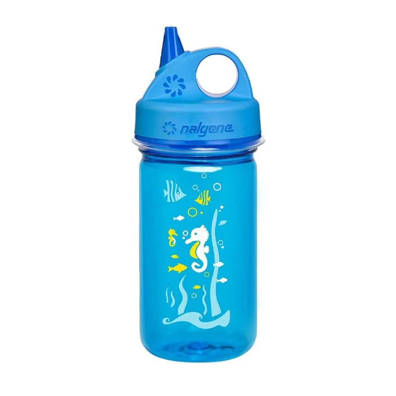 Esta alegre botella Cantimplora Nalgene Canteen Sustain de 1 l (copia) de color azul viene con una tapa con pajita y encantadoras ilustraciones de un caballito de mar, un pez y burbujas. Con su entretenido tema submarino, esta botella no solo llama la atención, sino que también refleja la dedicación de la marca a la sostenibilidad.