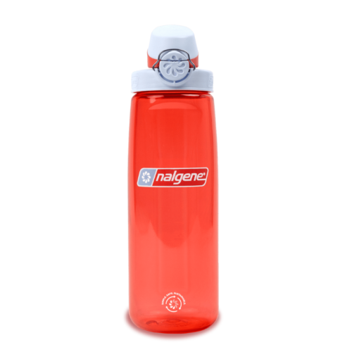 Una botella roja Botella Nalgene On-The-Fly Sustain de 709 ml con tapa y logotipo blancos se encuentra en posición vertical sobre un fondo blanco prístino.