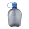 La cantimplora Nalgene gris translúcida presenta una boca ancha para llenarla fácilmente y una tapa de rosca azul con un lazo adjunto, lo que la hace práctica y sustentable para tus aventuras.