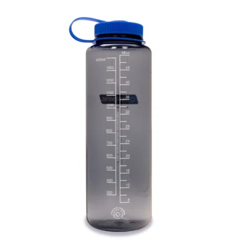 Botella Nalgene Wide Mouth Silo de 1,4 l, fabricada en plástico transparente, con tapa de rosca azul y asa para transportarla. La botella incluye marcas de medición en mililitros y onzas, que van desde 100 ml a 1400 ml y de 4 oz a 48 oz, respectivamente.