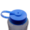 Primer plano de la tapa azul con asa de bucle de la Botella Nalgene Wide Mouth Silo de 1,4 l. La tapa está unida a un recipiente translúcido y presenta bordes estriados con un pequeño orificio circular en el centro.