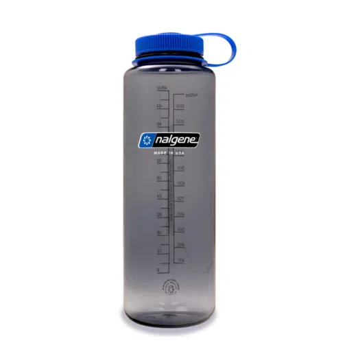 Botella Nalgene Wide Mouth Silo de 1,4 l, de color gris, transparente y con tapa azul. Tiene marcas de medición en onzas y litros en el lateral y muestra de forma destacada el logotipo de Nalgene junto con la frase "Made in USA".