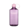Botella Narrow Mouth Sustain de 946 ml, de color morado translúcido, con tapa de rosca y una cómoda correa para llevarla. Las marcas de medición adornan el lateral, mientras que el logotipo se muestra de forma destacada en el frente. La botella se encuentra en posición vertical sobre un fondo blanco liso.