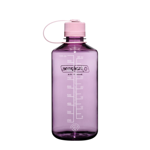 La Botella Narrow Mouth Sustain 946ml es una botella de agua sostenible que presenta un exterior morado, una tapa de rosca rosa con asa en forma de bucle y un logotipo central destacado. Incluye marcas de medición que van desde 200 a 946 ml (8 a 32 oz).