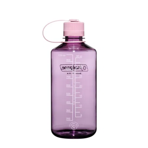 La Botella Narrow Mouth Sustain 946ml es una botella de agua sostenible que presenta un exterior morado, una tapa de rosca rosa con asa en forma de bucle y un logotipo central destacado. Incluye marcas de medición que van desde 200 a 946 ml (8 a 32 oz).