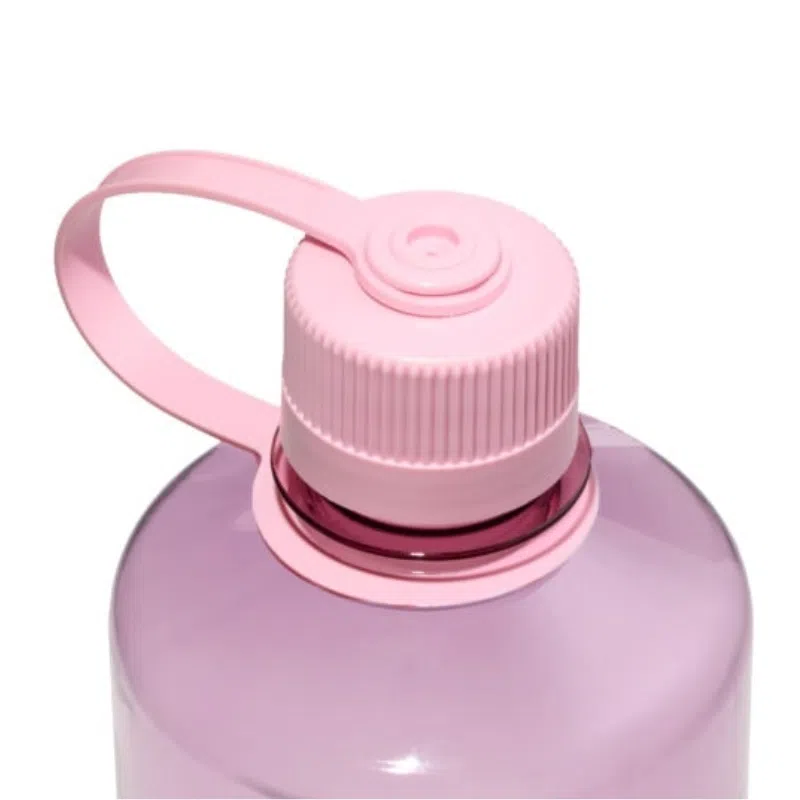 Primer plano de la Botella Narrow Mouth Sustain de 946 ml en color rosa, que muestra su tapa a rosca y su asa circular sobre un fondo blanco. El diseño translúcido permite ver sutilmente el contenido de la botella.