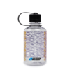La Botella Nalgene Narrow Mouth Sustain de 500 ml es una botella de agua transparente y ecológica adornada con rayas de cebra de color morado y naranja, con marcas de medición en mililitros y onzas. Incluye una tapa de rosca negra y un lazo de sujeción, perfectos para una hidratación sostenible.