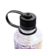 Primer plano de una botella Nalgene Narrow Mouth Sustain de 500 ml con tapa de rosca negra y asa en forma de bucle. La botella presenta un llamativo y artístico patrón de cebra con rayas moradas, blancas y amarillas.