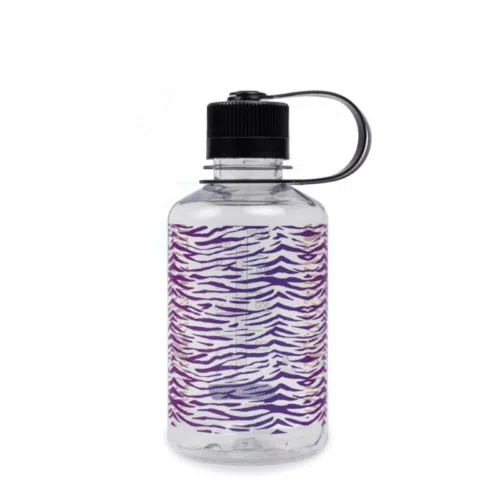 La botella Nalgene Narrow Mouth Sustain de 500 ml es una botella de agua de plástico transparente con tapa y presilla negras. Presenta el diseño característico de Nalgene, adornado con rayas horizontales de color púrpura y blanco similares a las de una cebra, lo que la convierte en una opción elegante y sostenible.