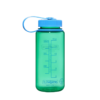 Esta botella de agua Nalgene verde de la colección Wide Mouth Sustain, con tapa y asa de rosca de color azul, tiene marcas de medición que van desde 100 ml a 400 ml y desde 4 oz a 14 oz. El logotipo "Nalgene" está elegantemente impreso en la parte inferior.