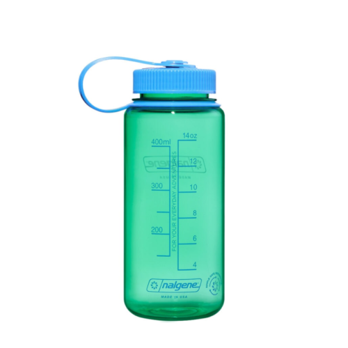 Esta botella de agua Nalgene verde de la colección Wide Mouth Sustain, con tapa y asa de rosca de color azul, tiene marcas de medición que van desde 100 ml a 400 ml y desde 4 oz a 14 oz. El logotipo "Nalgene" está elegantemente impreso en la parte inferior.