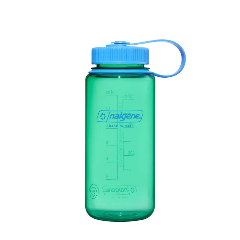 Una botella de agua verde Botella Nalgene Wide Mouth Sustain de 500 ml con tapa y asa azules, con marcas de medición en el lateral.