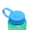 Primer plano de una tapa de rosca azul con un asa unida a una botella Nalgene Wide Mouth Sustain de 500 ml de color verde translúcido. La botella incluye marcas de medición en el lateral y el asa en forma de bucle garantiza un transporte fácil.