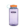 La botella Nalgene Wide Mouth Sustain de 1 l en color morado transparente viene con una tapa de rosca naranja y un asa de transporte de color verde azulado. Incluye marcas de medición de hasta 1000 ml (32 oz), lo que ofrece practicidad y estilo.