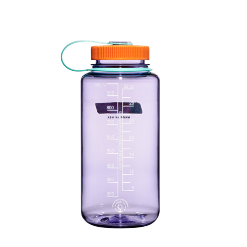 La botella Nalgene Wide Mouth Sustain de 1 l en color morado transparente viene con una tapa de rosca naranja y un asa de transporte de color verde azulado. Incluye marcas de medición de hasta 1000 ml (32 oz), lo que ofrece practicidad y estilo.