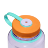 Primer plano de la botella Nalgene Wide Mouth Sustain de 1 l, que muestra su cuerpo morado combinado con una tapa de rosca naranja y un asa verde azulado. La tapa incluye un pequeño accesorio circular morado en la parte superior, que realza tanto el estilo como la funcionalidad para el uso diario.