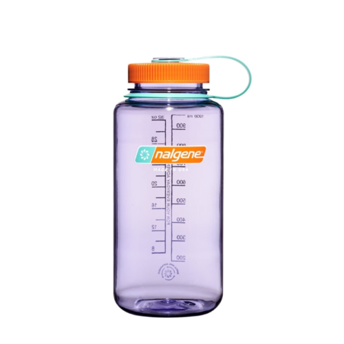 La botella de agua Nalgene Wide Mouth Sustain de 1 l en color violeta translúcido viene con una tapa de rosca de color naranja y una correa de transporte de color verde azulado. Tiene marcas de medición en el lateral y muestra el logotipo de Nalgene en naranja y blanco vibrantes.