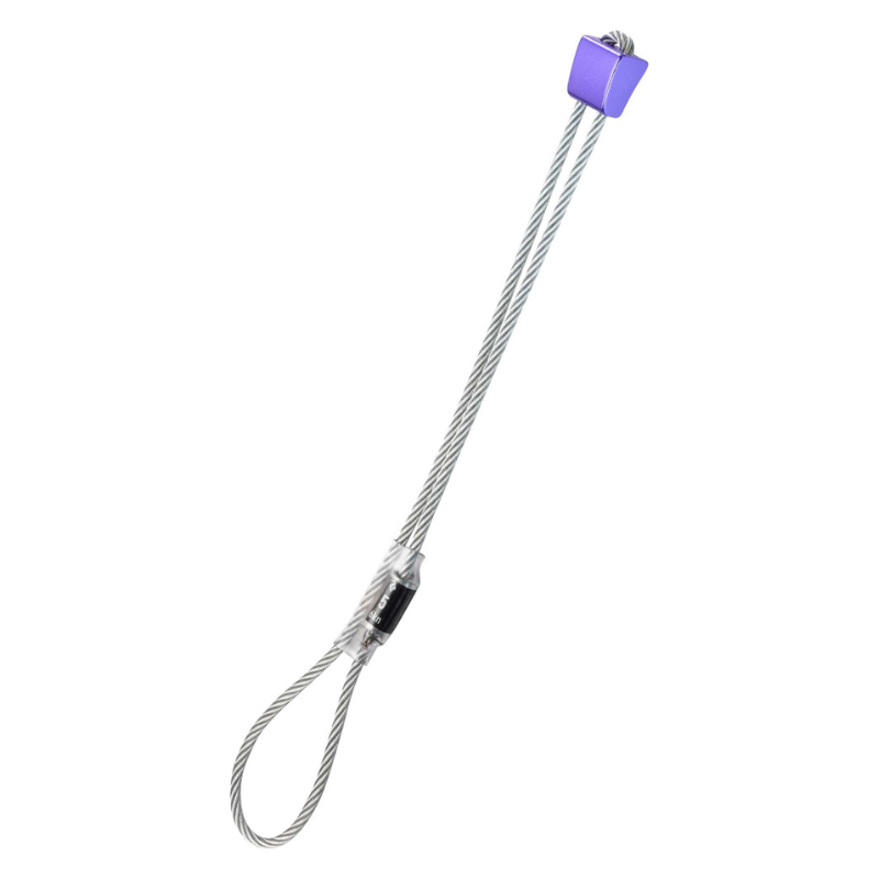 El tapón Anclaje Black Diamond, con una cabeza violeta y un extremo en forma de bucle para su fijación, está diseñado por expertos para la escalada en roca. Su conexión de cable de alambre resistente garantiza la fiabilidad durante el ascenso.