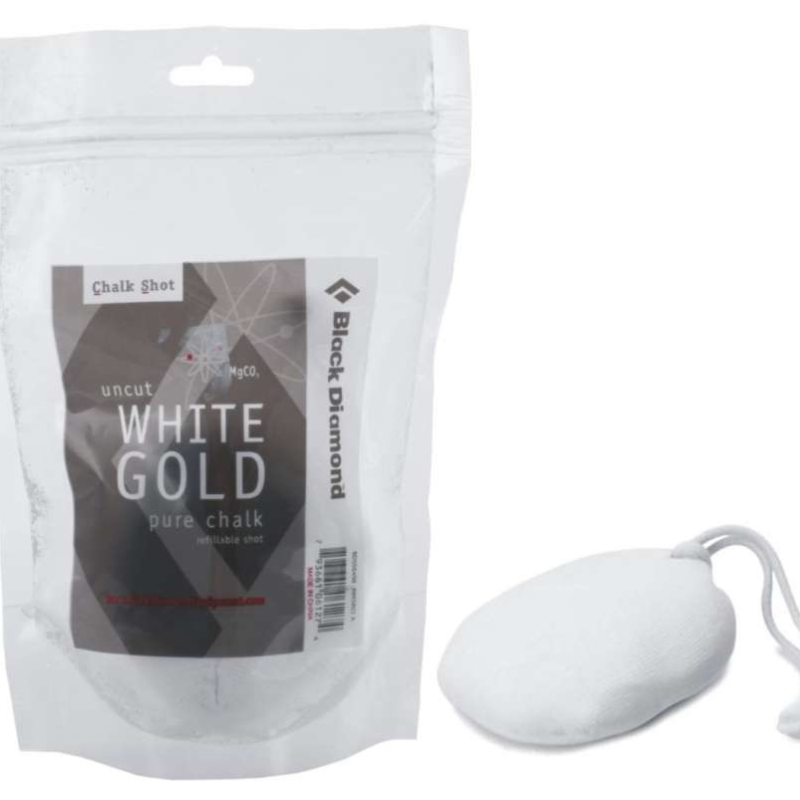 Un paquete de Magensio Black Diamond Recargable Chalk Shot 50, que incluye una bolsa resellable, se encuentra junto a una pelota Chalk Shot. El envase es transparente en la parte superior con una etiqueta blanca que muestra de forma destacada el nombre del producto.