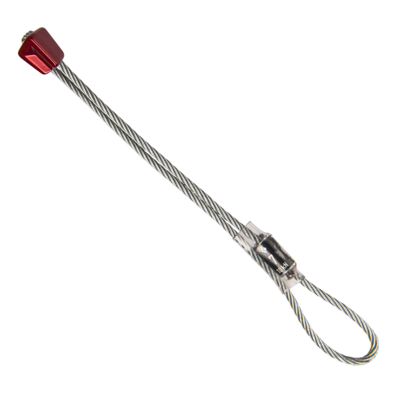 Primer plano de un tope descentrado n.° 7 con cabeza de metal roja y bucle de cable de acero trenzado. El diseño de Black Diamond es simple y eficiente, y asegura a los escaladores en las paredes rocosas. El fondo blanco liso resalta los detalles del anclaje a la perfección.