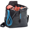 Bolso Black Diamond Gym 35, repleto de elementos esenciales como una cuerda azul y pies de gato rojos. Este bolso negro para equipo de escalada tiene un bolsillo con cremallera y permite ver el equipo en su interior cuando se abre desde arriba, lo que lo hace ideal tanto para aventuras en la montaña como para sesiones en el gimnasio.