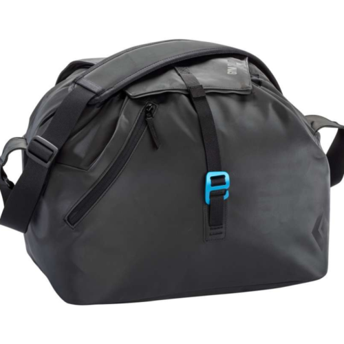 Presentamos el bolso Black Diamond Gym 35, un elegante bolso de lona negro que se distingue por su bolsillo lateral con cierre y su clip frontal de color azul intenso. Ideal para los entusiastas del gimnasio, ofrece correas de hombro ajustables y un asa superior para llevarlo sin esfuerzo, y representa la combinación perfecta de estilo y funcionalidad asociada con los accesorios Black Diamond.