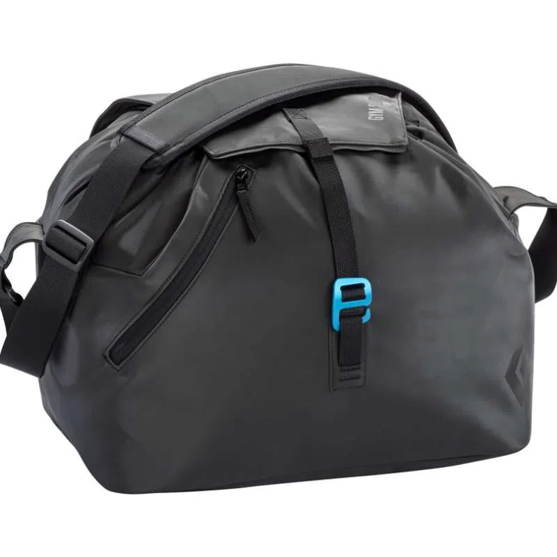 Presentamos el bolso Black Diamond Gym 35, un elegante bolso de lona negro que se distingue por su bolsillo lateral con cierre y su clip frontal de color azul intenso. Ideal para los entusiastas del gimnasio, ofrece correas de hombro ajustables y un asa superior para llevarlo sin esfuerzo, y representa la combinación perfecta de estilo y funcionalidad asociada con los accesorios Black Diamond.