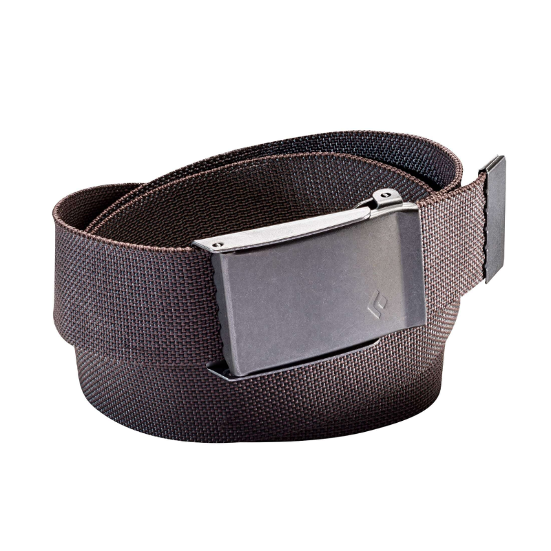 Presentamos el Cinturón Black Diamond Forge: un cinturón tejido en espiral de color marrón oscuro que presenta una elegante hebilla rectangular de metal plateada. La hebilla, adornada con un logotipo sutilmente grabado, complementa perfectamente el diseño del cinturón. También viene con una presilla negra cerca del extremo para facilitar el ajuste y lograr el calce perfecto, verdaderamente elaborado como un Black Diamond.