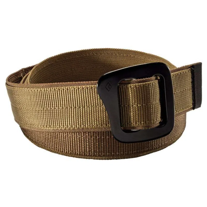 Un cinturón táctico beige enrollado con hebilla negra se muestra sobre un fondo blanco. El cinturón, que recuerda el encanto resistente de Black Diamond, presenta una textura tejida resistente.