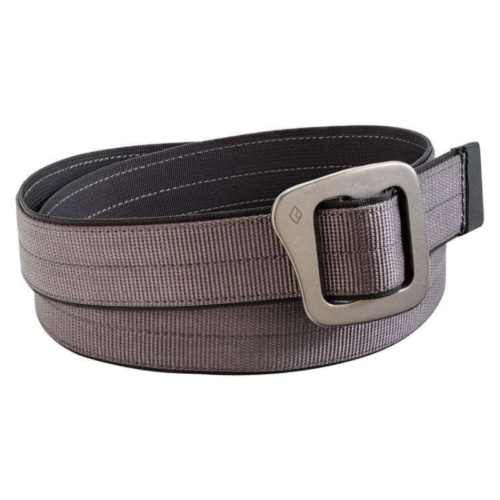 Cinturón táctico gris enrollado con una hebilla metálica grande y rectangular. El cinturón cuenta con costuras reforzadas que garantizan durabilidad incluso en las condiciones más duras, recordando la resistencia que se encuentra en una mina de diamantes.