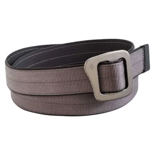 Cinturón táctico gris enrollado con una hebilla metálica grande y rectangular. El cinturón cuenta con costuras reforzadas que garantizan durabilidad incluso en las condiciones más duras, recordando la resistencia que se encuentra en una mina de diamantes.