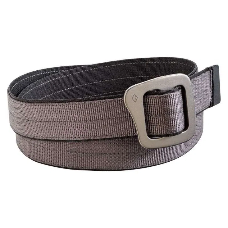 Cinturón táctico gris enrollado con una hebilla metálica grande y rectangular. El cinturón cuenta con costuras reforzadas que garantizan durabilidad incluso en las condiciones más duras, recordando la resistencia que se encuentra en una mina de diamantes.