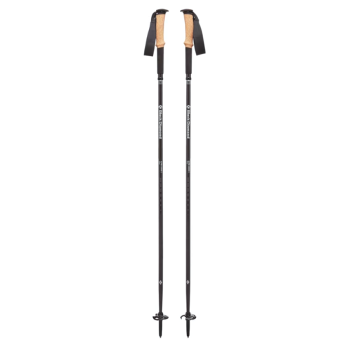 Un par de bastones de trekking negros con empuñaduras de corcho y correas para las muñecas. Los bastones tienen longitudes ajustables y puntas puntiagudas para mayor estabilidad en diversos terrenos.