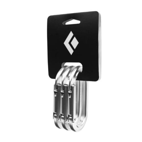Un conjunto de tres mosquetones del Pack de 3 Mosquetones Black Diamond Oval Keylock cuelgan verticalmente de una tarjeta de presentación negra adornada con el logotipo de Black Diamond. Los mosquetones plateados, diseñados en forma de Oval Keylock, brillan intensamente contra el fondo blanco.