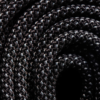 Primer plano de la cuerda trenzada en blanco y negro enrollada, que muestra los patrones intrincados y resalta la textura y las fibras entrelazadas de la Cuerda Estática Black Diamond 10.0 mm.