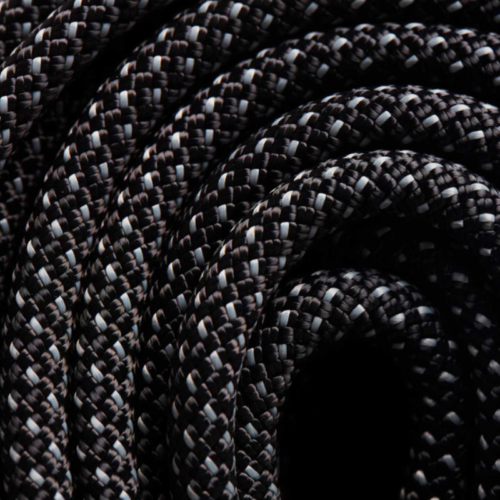 Primer plano de la cuerda trenzada en blanco y negro enrollada, que muestra los patrones intrincados y resalta la textura y las fibras entrelazadas de la Cuerda Estática Black Diamond 10.0 mm.