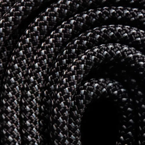 Primer plano de la cuerda trenzada en blanco y negro enrollada, que muestra los patrones intrincados y resalta la textura y las fibras entrelazadas de la Cuerda Estática Black Diamond 10.0 mm.