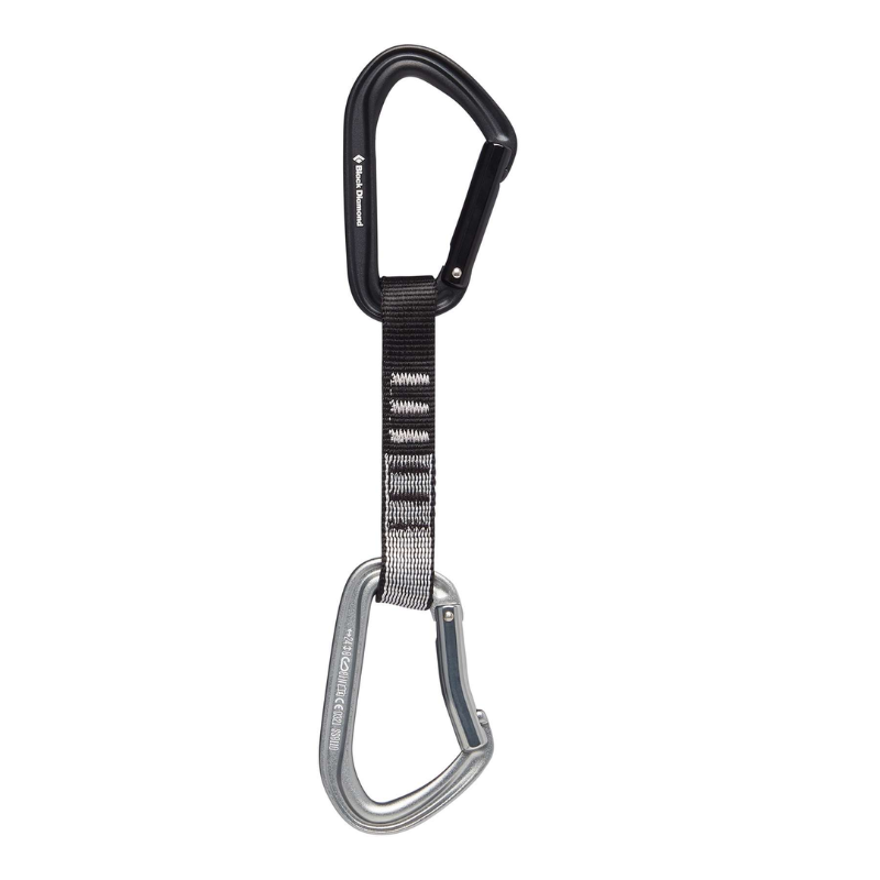 El Cinta Express Black Diamond HotForge Quickdraw cuenta con un mosquetón superior en negro elegante y uno inferior en plata brillante, conectados por una correa de nailon negra y gris con un elegante patrón de rayas, lo que lo hace ideal para aventuras de escalada.