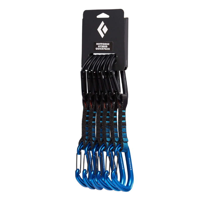 Un paquete de cintas exprés de escalada en azul y negro, acompañado de mosquetones, se muestra en una tarjeta negra con la etiqueta "HOTFORGE Quickpack". Este kit de Cinta Express Black Diamond HotForge Hybrid 12cm cuenta con cintas exprés que están ordenadas en una fila vertical.