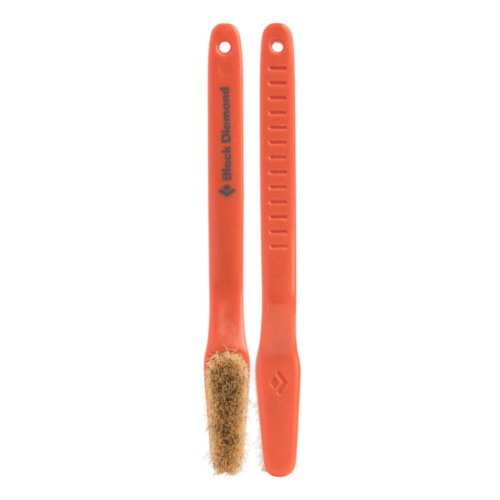 Dos cepillos para escalada en roca Black Diamond, pequeños, de color naranja, con empuñaduras texturizadas y el logotipo de "Black Diamond". Un cepillo tiene cerdas, mientras que el otro tiene un borde liso. Ambos cepillos tienen un pequeño orificio en el extremo del mango para colgarlos.